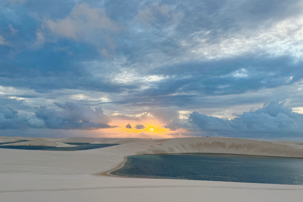 Amanhecer na Travessia dos Lençóis Maranhenses
